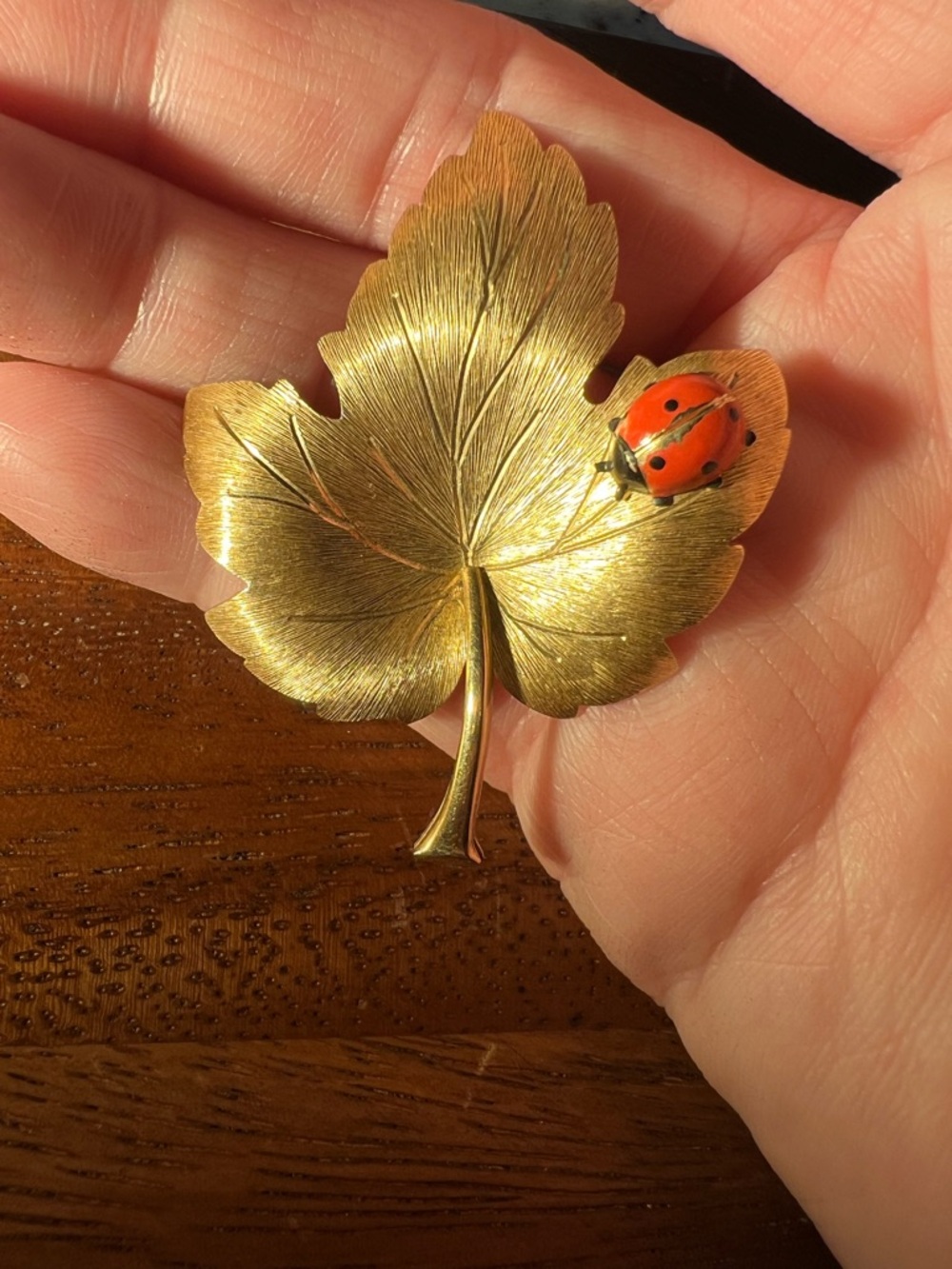 Vintage So cute! Gold Leaf Brooch w/ Ladybug in Excellent Condition